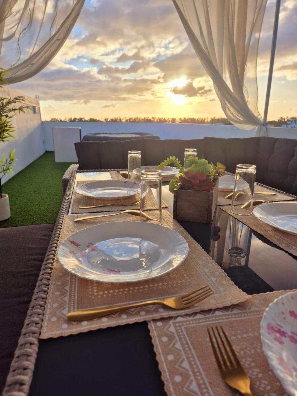 Skyview Apartment- Rooftop Penthouse With Sunset & Sea Views Flic-en-Flacq Exteriör bild