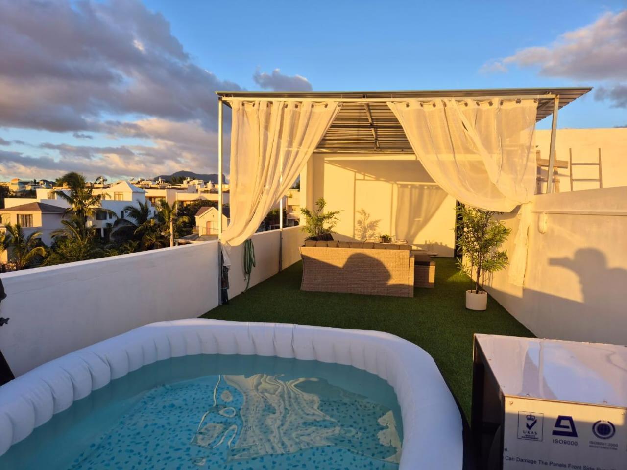 Skyview Apartment- Rooftop Penthouse With Sunset & Sea Views Flic-en-Flacq Exteriör bild