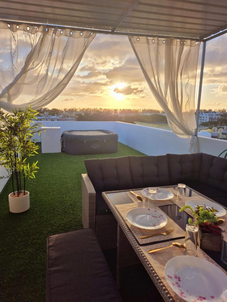 Skyview Apartment- Rooftop Penthouse With Sunset & Sea Views Flic-en-Flacq Exteriör bild
