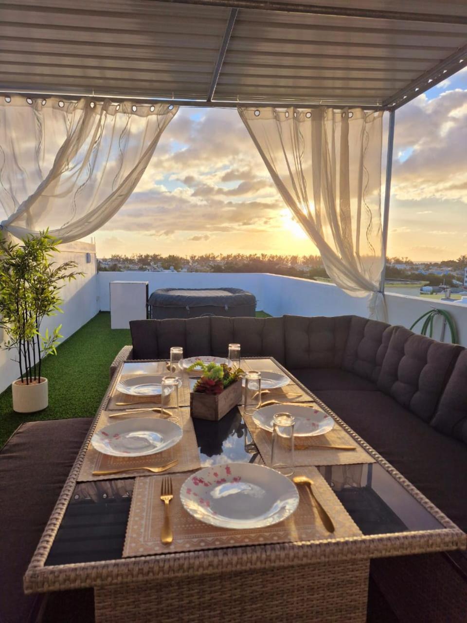 Skyview Apartment- Rooftop Penthouse With Sunset & Sea Views Flic-en-Flacq Exteriör bild