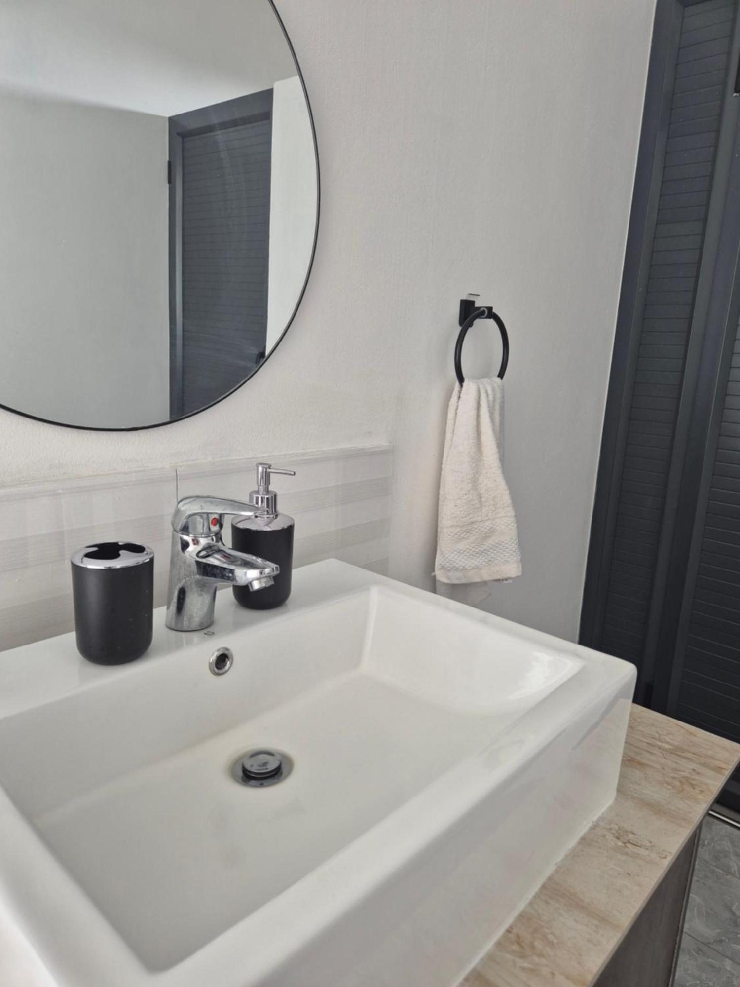 Skyview Apartment- Rooftop Penthouse With Sunset & Sea Views Flic-en-Flacq Exteriör bild