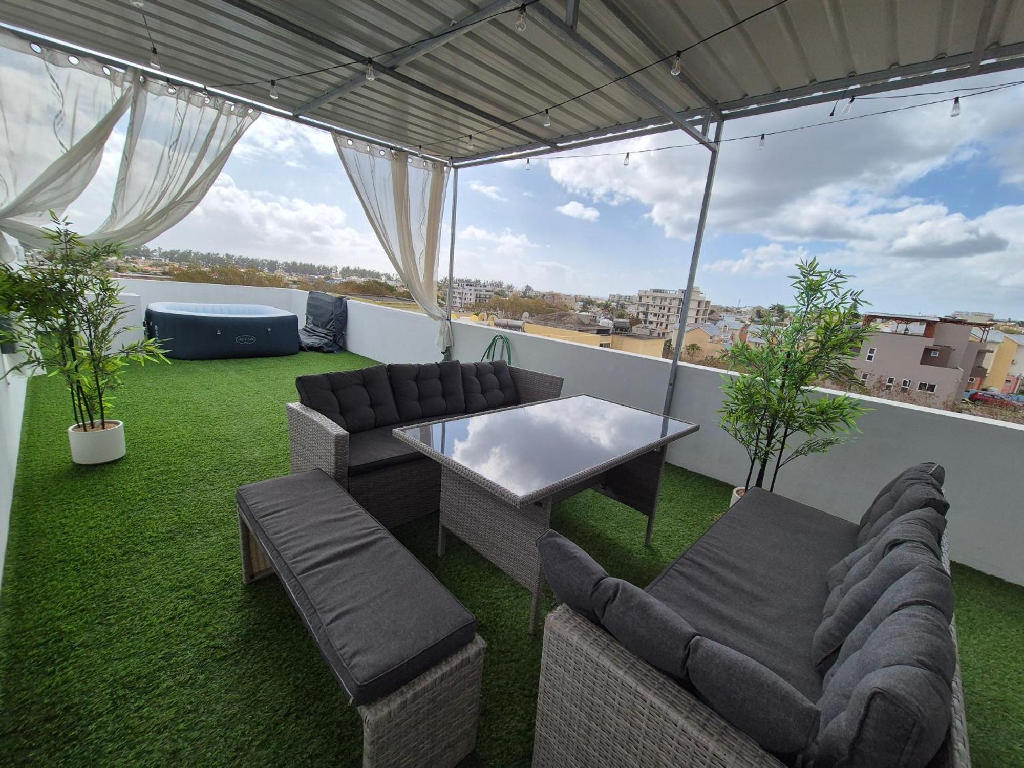 Skyview Apartment- Rooftop Penthouse With Sunset & Sea Views Flic-en-Flacq Exteriör bild