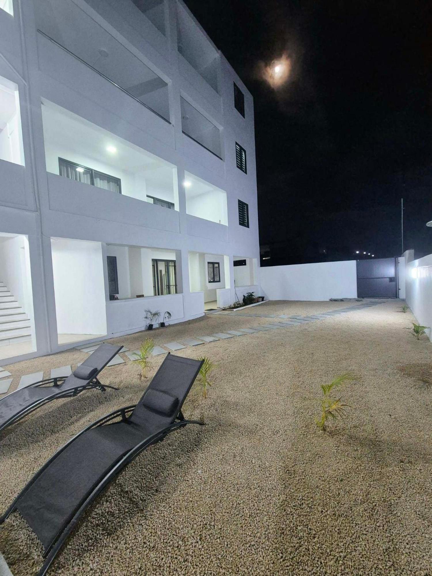 Skyview Apartment- Rooftop Penthouse With Sunset & Sea Views Flic-en-Flacq Exteriör bild