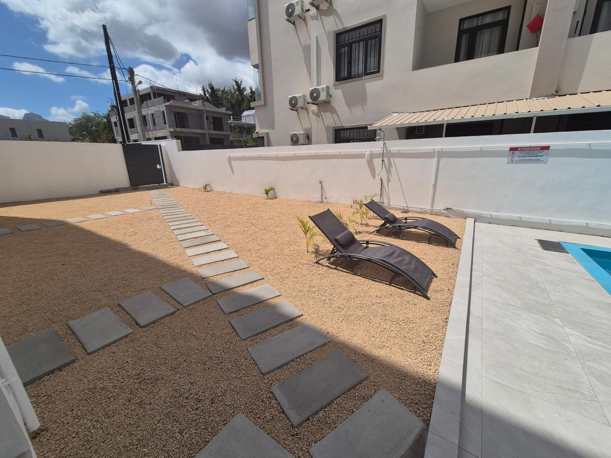 Skyview Apartment- Rooftop Penthouse With Sunset & Sea Views Flic-en-Flacq Exteriör bild